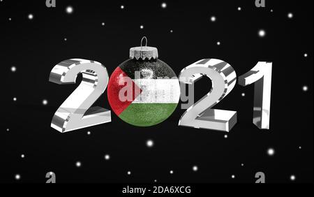 Felice anno nuovo 2021, bandiera della Palestina su un giocattolo di natale, decorazioni isolate su sfondo scuro. Concetto creativo di natale. Foto Stock