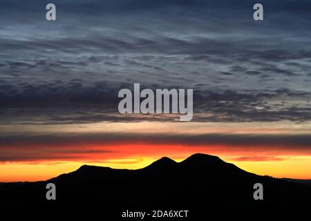 Spettacolare tramonto autunnale dietro le Eildon Hills visto da Scott's View nei confini scozzesi. Foto Stock