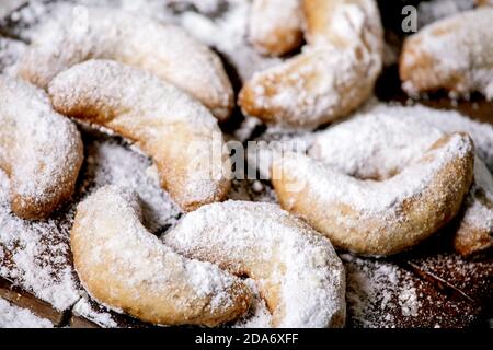 Biscotti shortcrosta natalizi crescent di vaniglia con zucchero a velo. Vista dall'alto Foto Stock