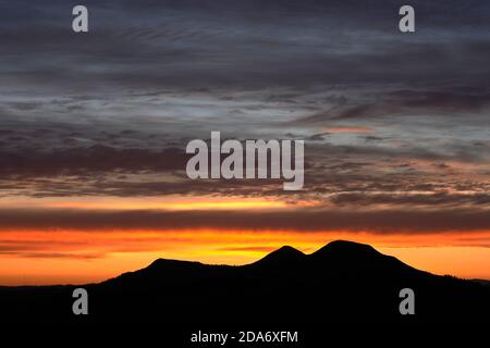 Spettacolare tramonto autunnale dietro le Eildon Hills visto da Scott's View nei confini scozzesi. Foto Stock