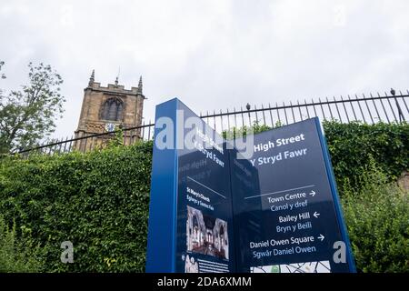 Insegna bilingue nella strada alta in Mold North Wales Agosto 2020 Foto Stock