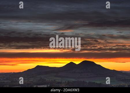 Spettacolare tramonto autunnale dietro le Eildon Hills visto da Scott's View nei confini scozzesi. Foto Stock