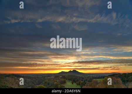 Spettacolare tramonto autunnale dietro le Eildon Hills visto da Scott's View nei confini scozzesi. Foto Stock