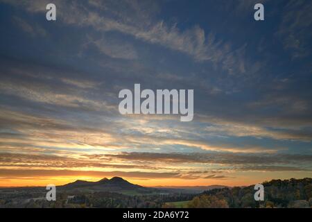 Spettacolare tramonto autunnale dietro le Eildon Hills visto da Scott's View nei confini scozzesi. Foto Stock