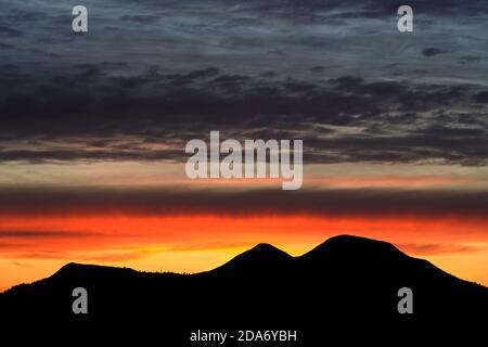 Spettacolare tramonto autunnale dietro le Eildon Hills visto da Scott's View nei confini scozzesi. Foto Stock