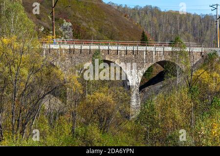 Ponte ferroviario sul fiume Uchelen, montagna Shoria, Kemerovo regione-Kuzbass Foto Stock