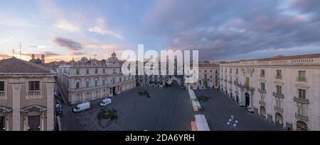 Vista aerea di Piazza dell'Università o di Piazza Universita, con edifici in stile barocco siciliano, chiese e tetti, il cielo del tramonto a Catania Foto Stock