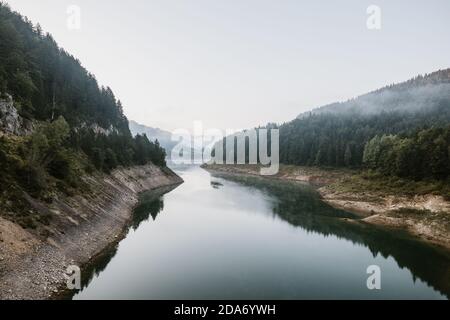 Nebbia mattina presto sul lago di montagna Foto Stock