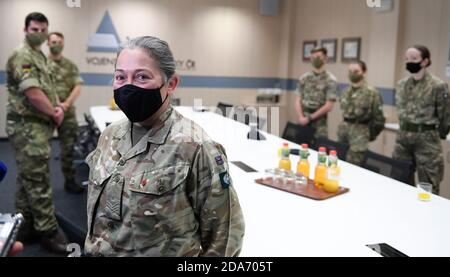 Praga, Repubblica Ceca. 10 Nov 2020. Un team di professionisti della salute britannici che aiuterà i colleghi cechi a gestire l'epidemia di un nuovo tipo di coronavirus è arrivato nella Repubblica Ceca la notte del 10 novembre 2020. Parteciperà al lavoro presso l'ospedale militare di Brno. Sono stati accolti a Praga dal vice ministro della Difesa Jan Havranek e dall'ambasciatore britannico Nick Archer. Credit: Ondrej Deml/CTK Photo/Alamy Live News Foto Stock