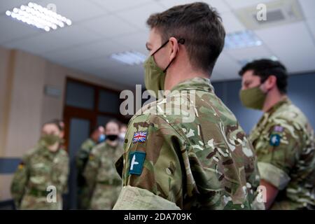 Praga, Repubblica Ceca. 10 Nov 2020. Un team di professionisti della salute britannici che aiuterà i colleghi cechi a gestire l'epidemia di un nuovo tipo di coronavirus è arrivato nella Repubblica Ceca la notte del 10 novembre 2020. Parteciperà al lavoro presso l'ospedale militare di Brno. Sono stati accolti a Praga dal vice ministro della Difesa Jan Havranek e dall'ambasciatore britannico Nick Archer. Credit: Ondrej Deml/CTK Photo/Alamy Live News Foto Stock