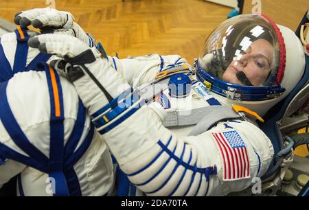 BAIKONUR COSMODRONE, KAZAKHSTAN - 28 settembre 2020 - spedizione ISS 64 astronauta della NASA Kate Rubins è visto mentre ha il suo Sokol Suit controllo di pressione Foto Stock