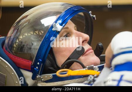 BAIKONUR COSMODRONE, KAZAKHSTAN - 28 settembre 2020 - spedizione ISS 64 astronauta della NASA Kate Rubins è visto mentre ha il suo Sokol Suit controllo di pressione Foto Stock