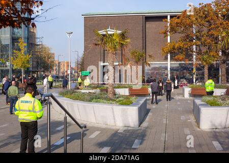 Le persone socialmente distanziate si riuniscono fuori dalla Chiesa di San Martini durante la chiusura nazionale della Gran Bretagna per commemorare la Giornata della memoria, Basildon, Essex, Gran Bretagna Foto Stock