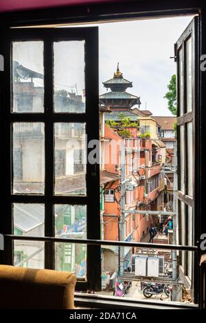 Vista su Piazza Durbar di Kathmandu da una finestra, Nepal Foto Stock