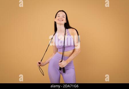 Concetto di fitness. Ritratto di donna sportiva con disturbo di Vitiligo che tiene corda di salto Foto Stock