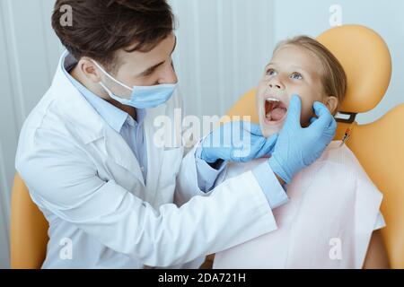 Carie o denti perfetti, cura dei denti e mal di denti Foto Stock