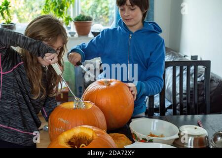 Sheffield UK – Ottobre 30 2019 : Halloween si prepara mentre i bambini si affollano scavando e intagliando le Lanterne Jack O. Foto Stock