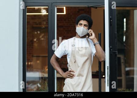 Il caffè lavora dopo il blocco covid-19, distanza sociale e nuovo normale Foto Stock