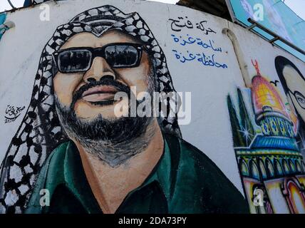 Gaza, Palestina. 10 Nov 2020. Un murale raffigurante il compianto leader politico palestinese Yasser Arafat su un muro nella città di Gaza. Il murale è stato dipinto per celebrare il 16° anniversario della morte di Yasser Arafat, celebrata l'11 novembre. Credit: Mahmoud Issa/SOPA Images/ZUMA Wire/Alamy Live News Foto Stock