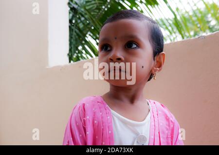 Un primo piano di bambina indiana alla luce del sole del mattino, Kalaburagi, Karnatka/India-Settembre 24.2020 Foto Stock