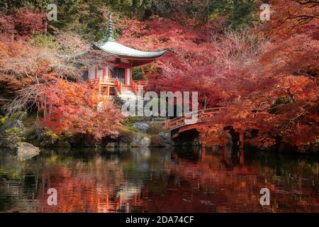 Pagoda rossa e ponte rosso con stagno e colore cambia gli alberi di acero nel tempio di Daigoji in autunno stagione il novembre a Kyoto, Giappone. Giappone turismo, natura Foto Stock