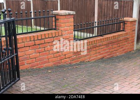 Parete interna in mattoni del Regno Unito con ringhiere nere Foto Stock