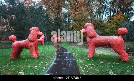 Arcen, Paesi Bassi, 24 ottobre 2020: Mostra speciale di statue dell'artista di plastica William Sweetlove nel Kasteeltuinen Arcen Foto Stock