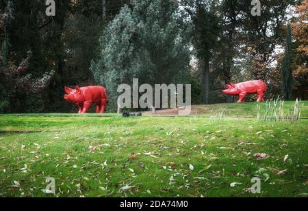 Arcen, Paesi Bassi, 24 ottobre 2020: Mostra speciale di statue dell'artista di plastica William Sweetlove nel Kasteeltuinen Arcen Foto Stock