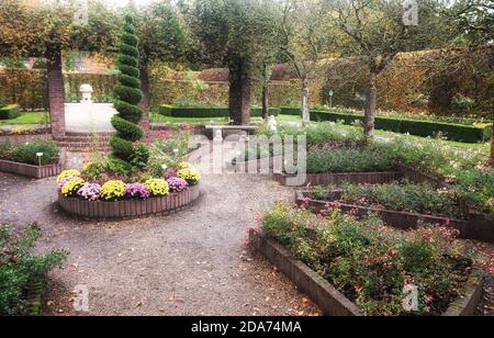 Arcen, Paesi Bassi, 24 ottobre 2020: Il bellissimo giardino del Castello Arcen in colori autunnali. Foto Stock