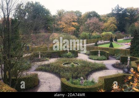 Arcen, Paesi Bassi, 24 ottobre 2020: Il bellissimo giardino del Castello Arcen in colori autunnali. Foto Stock