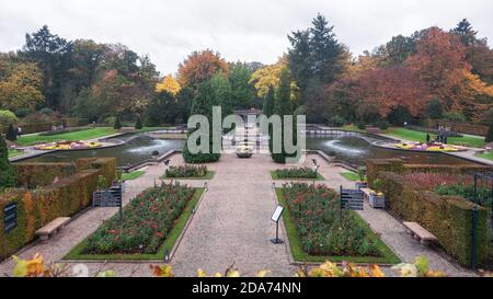 Arcen, Paesi Bassi, 24 ottobre 2020: Il bellissimo giardino del Castello Arcen in colori autunnali. Foto Stock