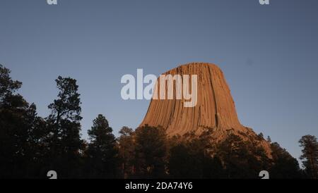 Devils Tower è stato il primo monumento nazionale degli Stati Uniti, fondato il 24 settembre 1906 dal presidente Theodore Roosevelt Foto Stock