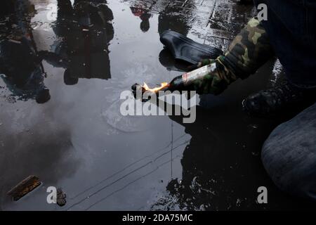 KIEV, UCRAINA - 19 febbraio 2014: Proteste di massa contro il governo nel centro di Kiev. Cocktail Molotov Foto Stock