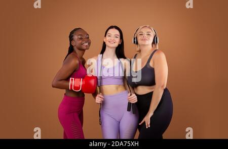 Sport per ogni corpo. Ritratto di amici femminili multietnici in Sportswear Foto Stock