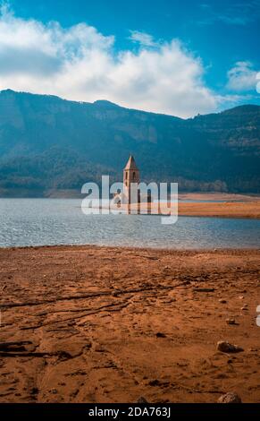 Fotografie della palude di Sau situata in Catalogna, Spagna. Potete vedere la piccola quantità di acqua che ha Foto Stock