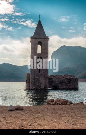 Fotografie della palude di Sau situata in Catalogna, Spagna. Potete vedere la piccola quantità di acqua che ha Foto Stock