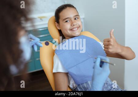 Buon servizio, mettere riempimento e trattamento medico Foto Stock