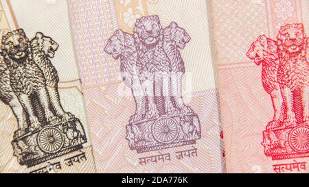 Primo piano banconote in rupia indiana. Per l'economia dell'India, la valuta indiana, il logo dell'India con tre leoni / emblema di stato dell'India. Vecchio stile 10 , 20, 500 Rupee. Foto Stock
