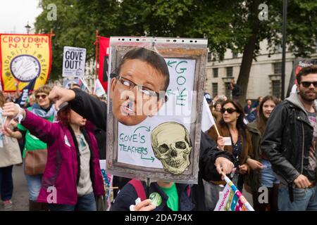 Marcia contro le riforme del governo al sistema educativo, dal segretario dell'istruzione Michael Gove. La marcia ha coinciso con lo sciopero degli insegnanti nazionali organizzato dai sindacati di insegnamento per protestare contro; smantellare il sistema retributario nazionale e le modifiche alle loro condizioni di lavoro e pensioni. Whitehall, Westminster, Londra, Regno Unito. 17 Ott 2013 Foto Stock