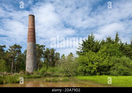 Lo storico Smitham Chimney a East Harptree Woods nel Mendip Hills National Landscape, Somerset, Inghilterra. Foto Stock