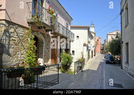 Una stradina tra le antiche case di San Bartolomeo a Galdo, paese rurale della Campania, Italia. Foto Stock