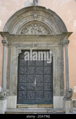 La porta di una chiesa di San Bartolomeo a Galdo, paese rurale della Campania, Italia. Foto Stock