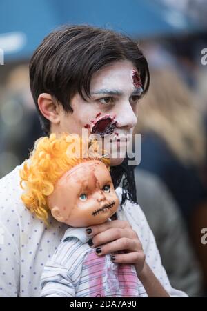 KIEV, UCRAINA - Ottobre 30, 2016: Passeggiata zombie. Giovani che partecipano a una sfilata di zombie per le strade di Kiev, per celebrare Halloween. Performer di strada Foto Stock
