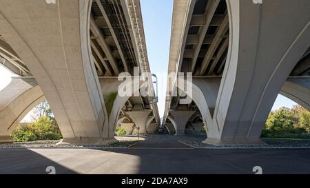 Sotto il Woodrow Wilson Bridge, che attraversa il fiume Potomac tra Alessandria, Virginia e lo stato del Maryland, visto dal Jones Point Park Foto Stock