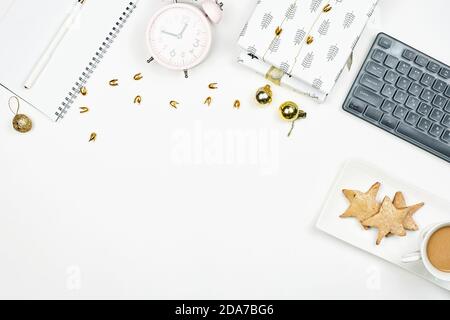 Blocco note vuoto con decorazioni natalizie. Blocco note per la scrittura di nuove risoluzioni per il nuovo anno. Area di lavoro luminosa in bianco Foto Stock