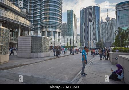 Kuala Lumpur, Malesia, febbraio 2016. I turisti riposano all'ingresso delle torri Petronas. Foto Stock