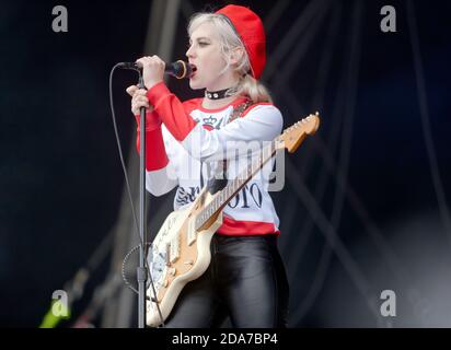 Primo piano di Izzy Baxter Phillips che si esibisce sul palco principale, con il Miele Nero, al Festival musicale di OnBlackheath 2017 Foto Stock