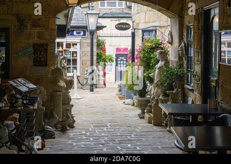 Quartiere di Montpellier con un cortile centrale pieno di antiquariato, caffè pittoresco e negozi di dolci vicino a una strada pedonale, Harrogate, Regno Unito. Foto Stock