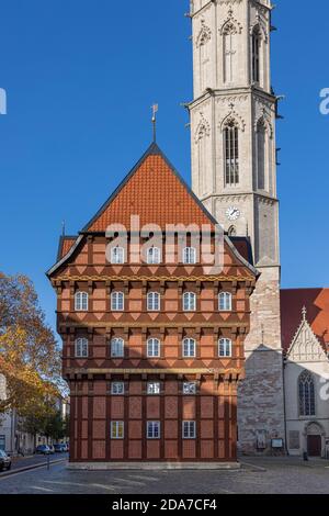 Braunschweig è una città storica della bassa Sassonia. Gli edifici vecchi e moderni si trovano uno accanto all'altro in armonia. Foto Stock