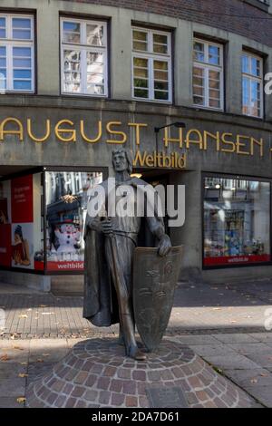 Il duca Gunzelin von Wolfenbüttel fu il padre fondatore della città bassa sassone di Peine. La sua statua è eretta nel centro di questa città storica. Foto Stock
